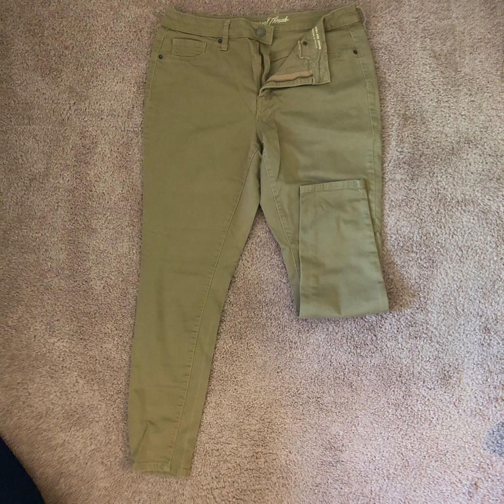 High rise universal thread jegging.